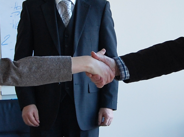 Symbolbild: zwei Menschen reichen sich die Hand Symbolbild: zwei Menschen reichen sich die Hand