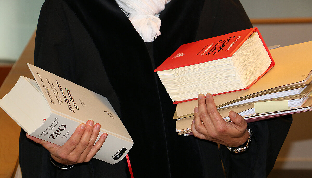 Bild: Richter*in mit Gesetzestexten und Akte