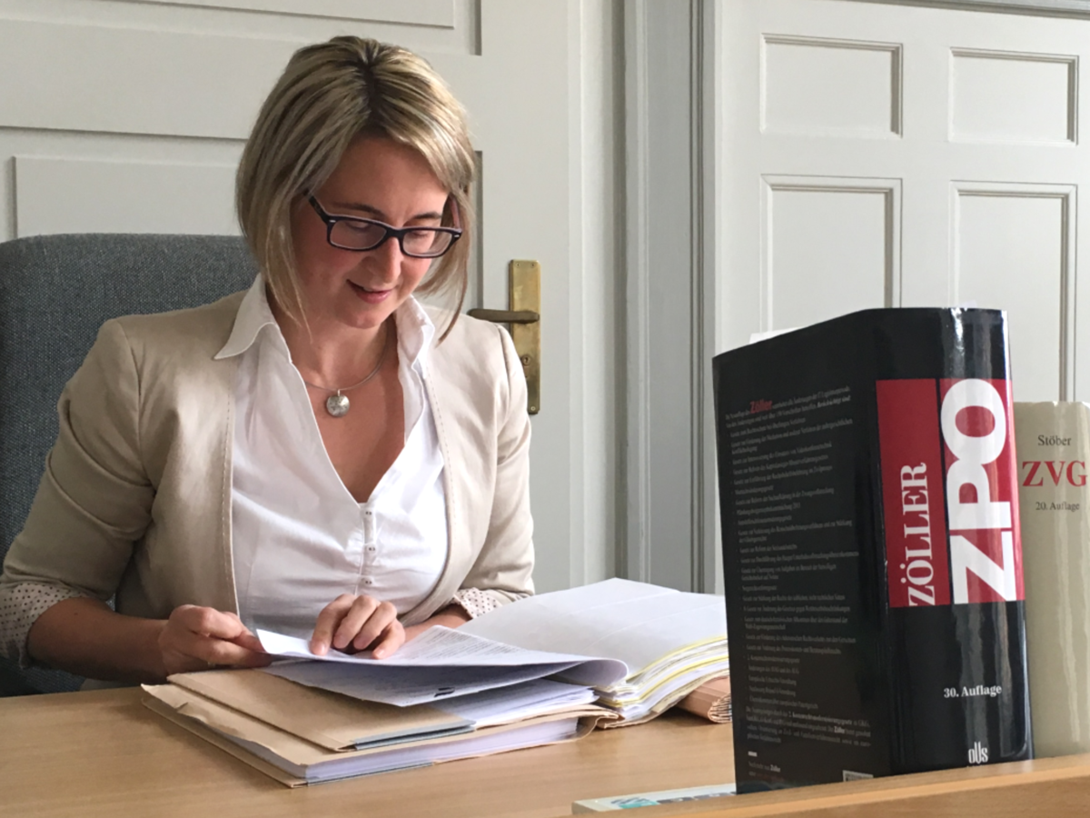 Bild: Rechtspflegerin bei ihrer Tätigkeit