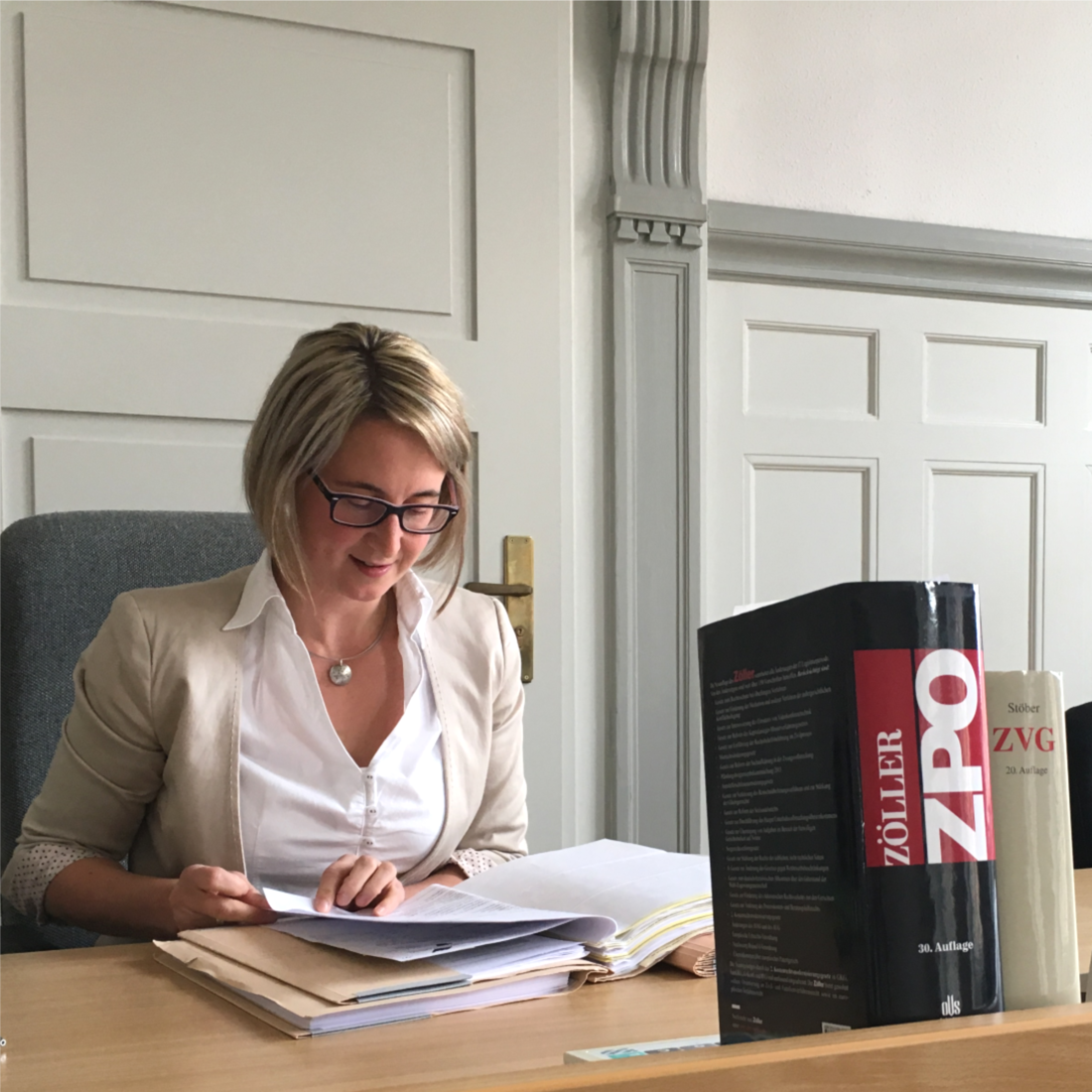 Bild: Rechtspflegerin bei ihrer Tätigkeit