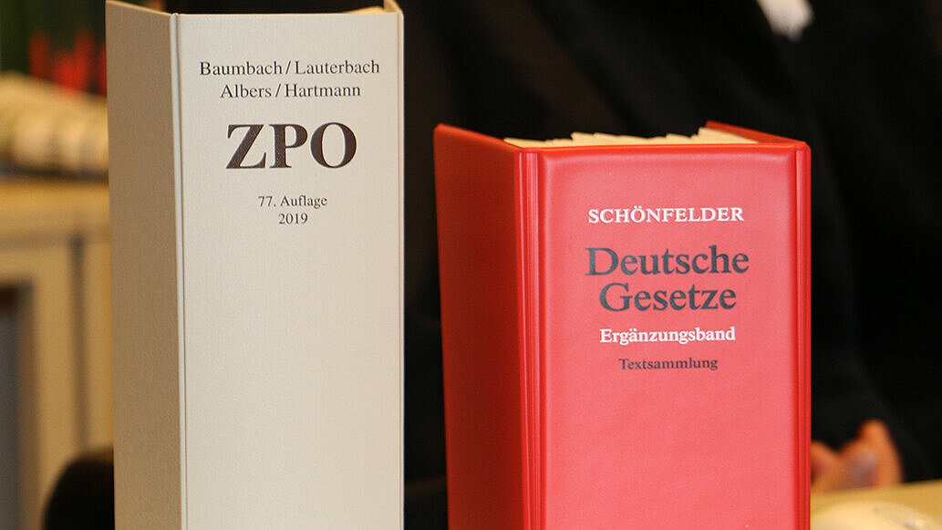 Bild: Gesetzestexte auf Schreibtisch