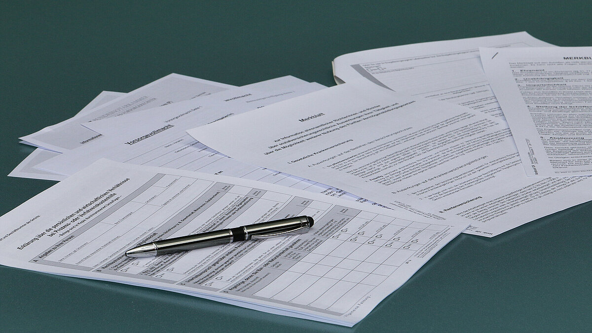 Bild: Formulare liegen versetzt nebeneinander auf einem Tisch