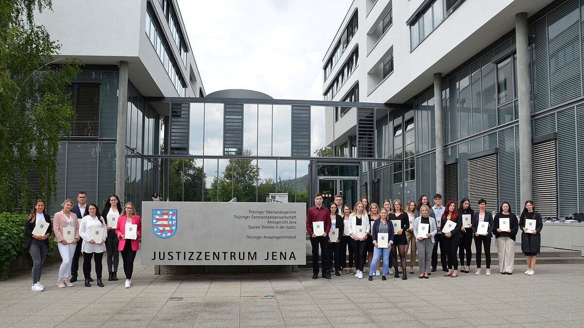 Bild: Die Justizsekretäranwärter*innen des Einstellungsjahrganges 2022 stehen vor dem Justizzentrum Jena und freuen sich auf ihren Ausbildungsstart!