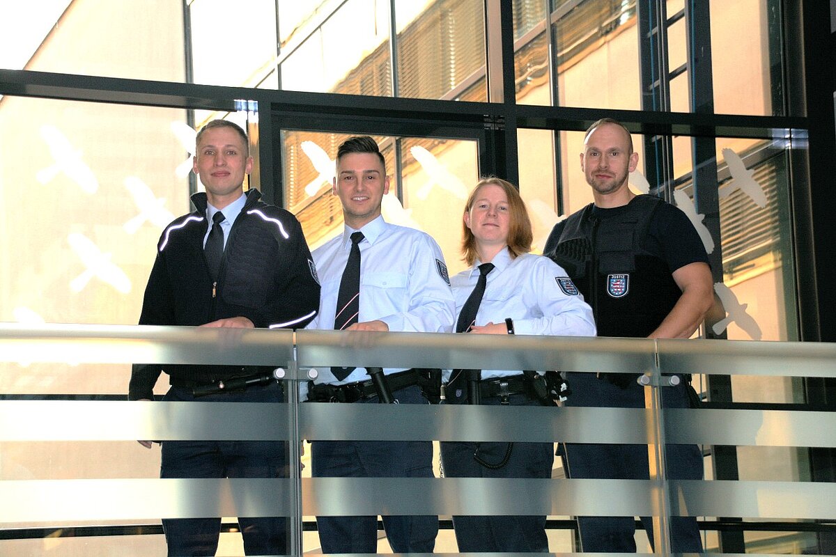 Bild: Die Justizwachtmeister präsentieren sich auf der Empore im Justizzentrum Erfurt