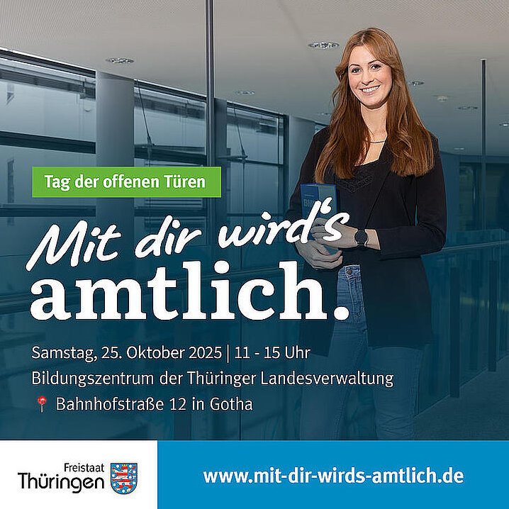 Bild: Eine junge Frau mit einem Buch unter dem Arm lächelt freundlich. Unter dem Motto: Mit dir wird's amtlich, weist sie auf den Tag der offenen Türen am Bildungszentrum der Thüringer Landesverwaltung in Gotha hin.