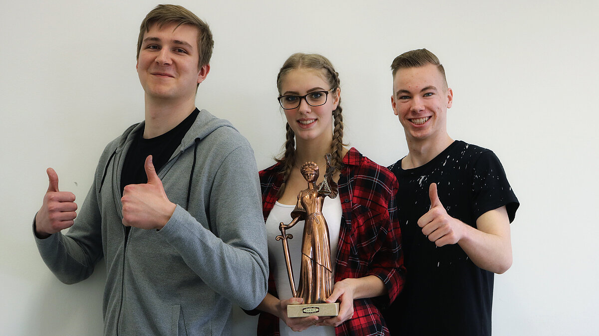 Symbolbild: zufriedene Auszubildende des mittleren Justizdienstes, Laufbahnzweig Justizsekretär*in