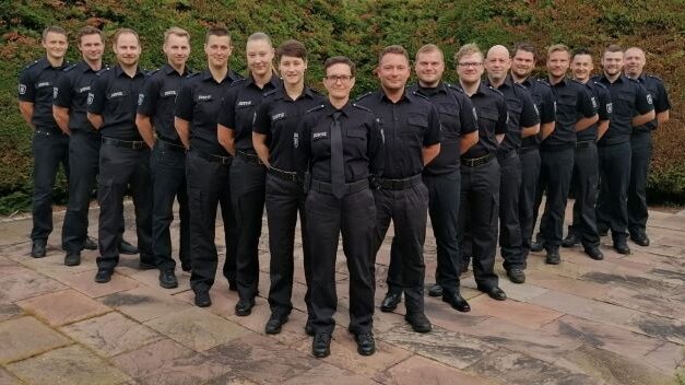 Gruppenbild: Justizwachtmeister*innen der Thüringer Justiz in neuer Uniform