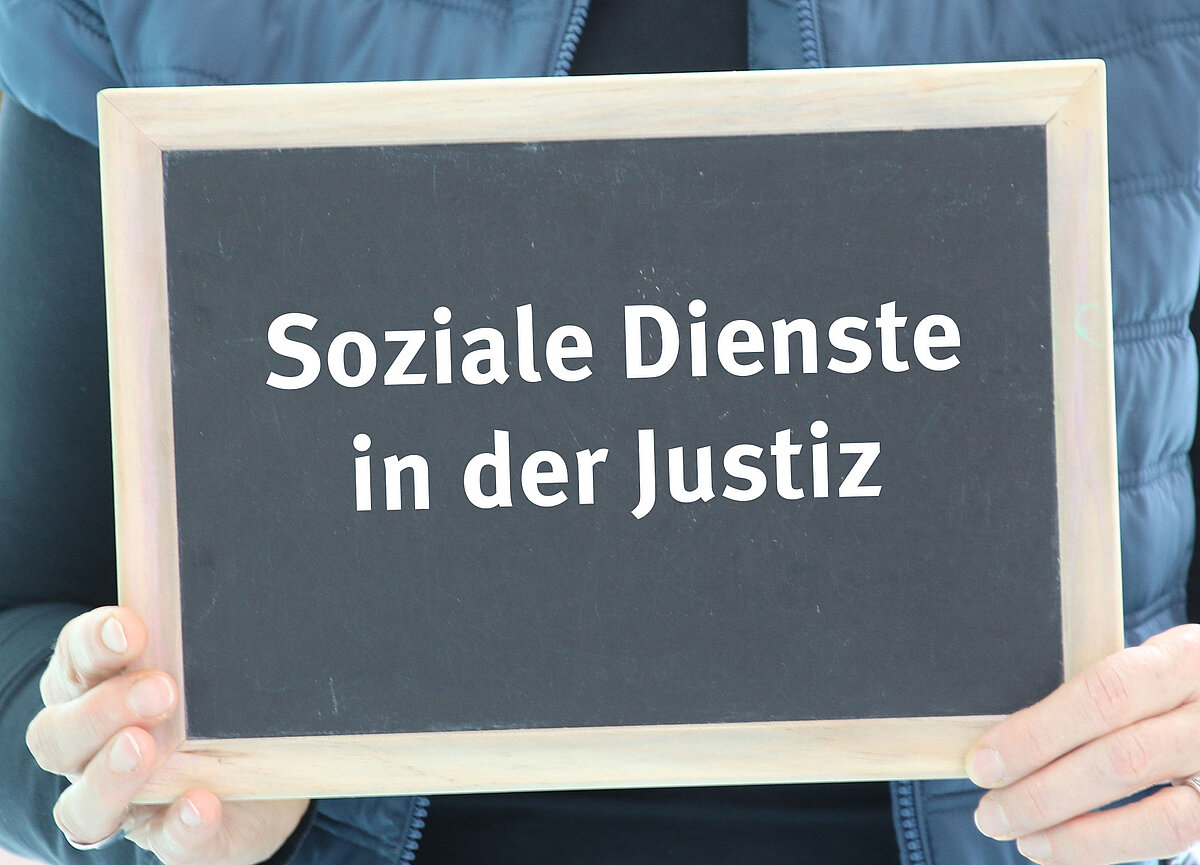 Tafel mit der Aufschrift "Soziale Dienste in der Justiz"