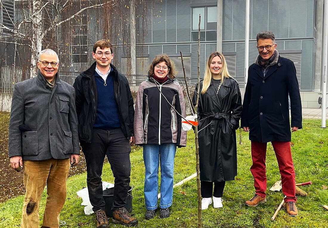 Bild: Der Fachschaftsrat, der Dekan der Rechtswissenschaftlichen Fakultät und der Vizepräsident des Thüringer Oberlandesgerichts haben einen Apfelbaum gepflanzt. Bild: Der Fachschaftsrat, der Dekan der Rechtswissenschaftlichen Fakultät und der Vizepräsident des Thüringer Oberlandesgerichts haben einen Apfelbaum gepflanzt.