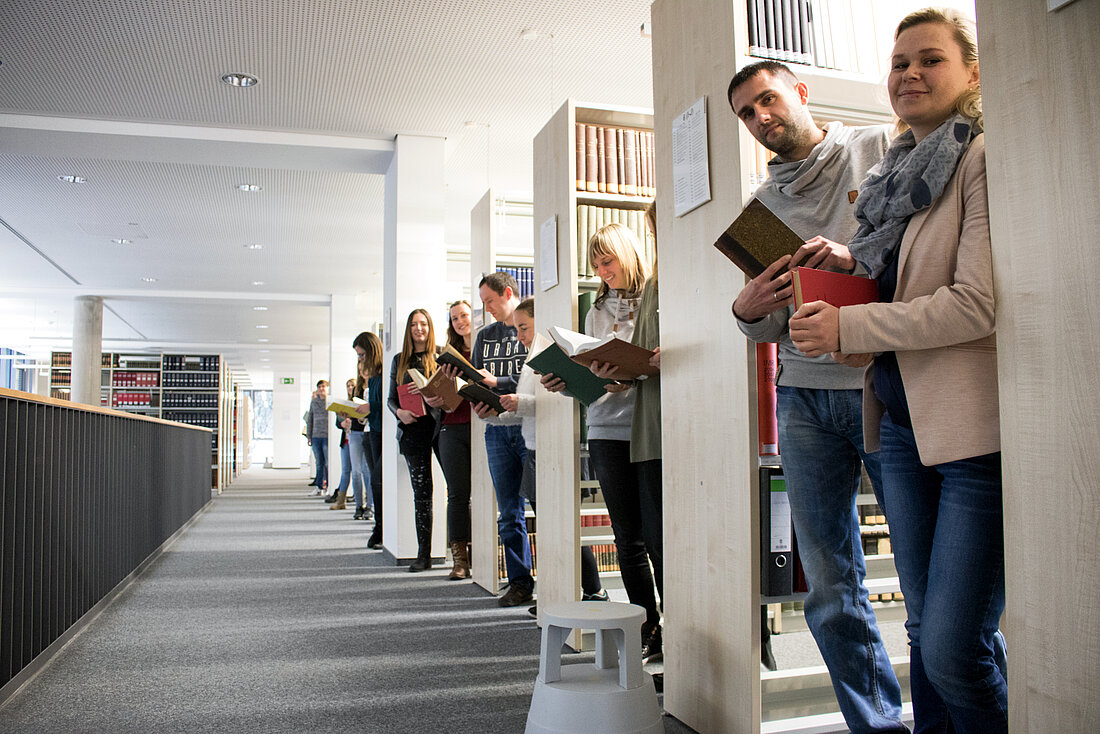 Bild: Auszubildende in der Bibliothek