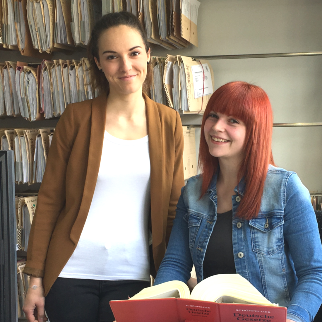 Bild: Justizsekretärinnen bei ihrer Tätigkeit