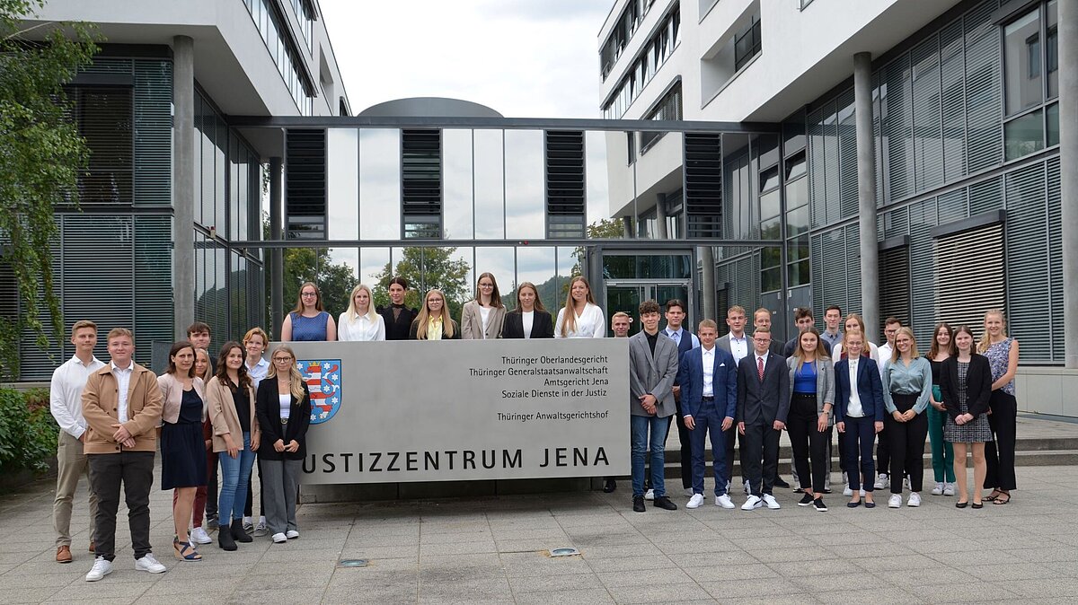 Bild: Die Rechtspflegeranwärter*innen des Einstellungsjahrganges 2022 stehen vor dem Justizzentrum Jena und freuen sich auf den Start ihres dualen Studiums!!