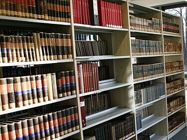 Bild: Regal mit Zeitschriften in der Bibliothek des Justizzentrums Jena